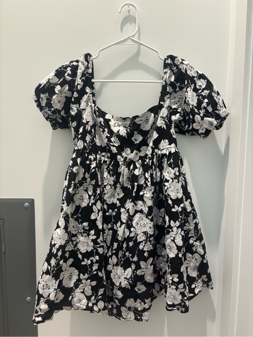 vestique Black and White Floral Puff-Sleeve Mini Dress